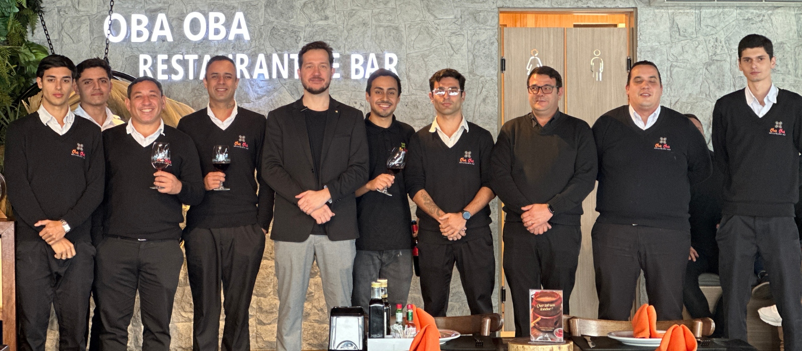 Equipe do Oba Oba Restaurante durante treinamento de vinhos com a Mondovino em Itapema, SC